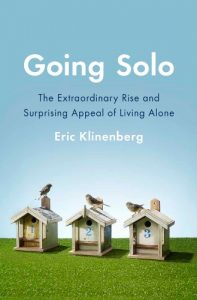 Descargar Going Solo: The Extraordinary Rise and Surprising Appeal of Living Alone pdf, epub, ebook