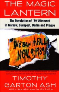 Descargar The Magic Lantern: The Revolution of ’89 Witnessed in Warsaw, Budapest, Berlin, and Prague pdf, epub, ebook