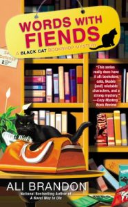 Descargar Words With Fiends (A Black Cat Bookshop Mystery) pdf, epub, ebook